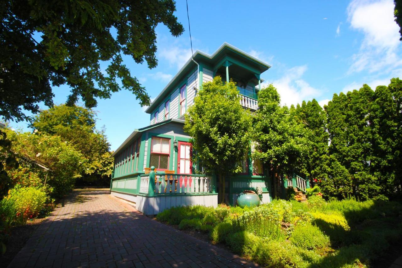 Spinnakers Gastro Brewpub & Guesthouses Victoria Exterior foto